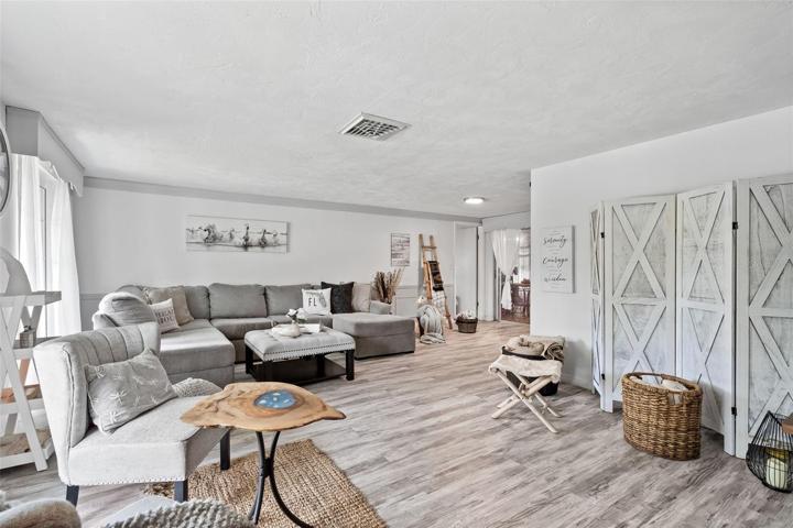 Main Livingroom