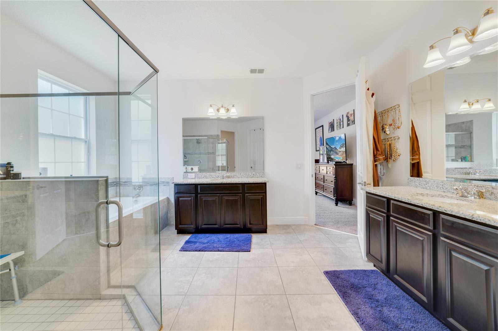 MAIN FLOOR PRIMARY EN-SUITE BATH.
