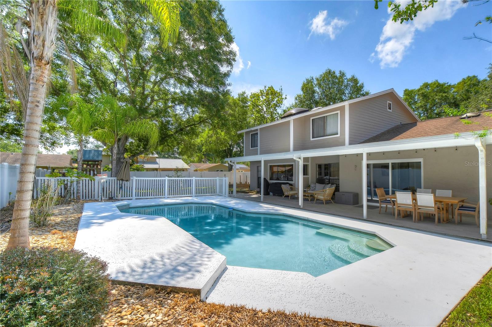 Pool, Sundeck