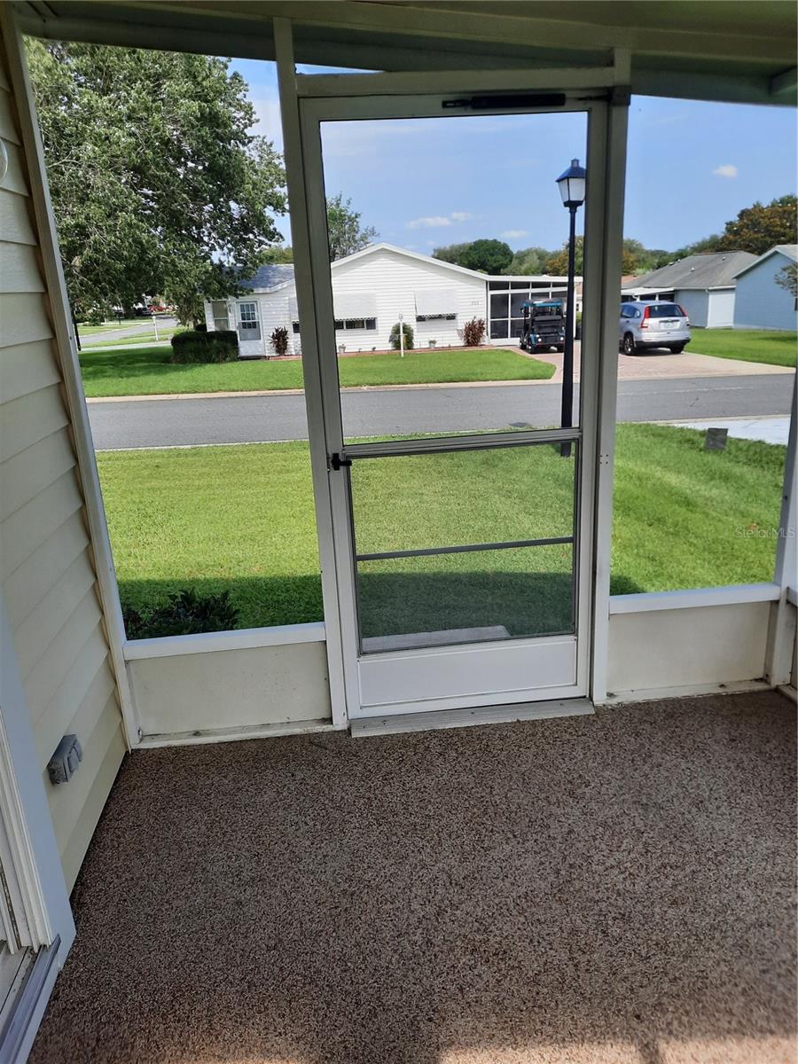 Screen Room with view of front yard