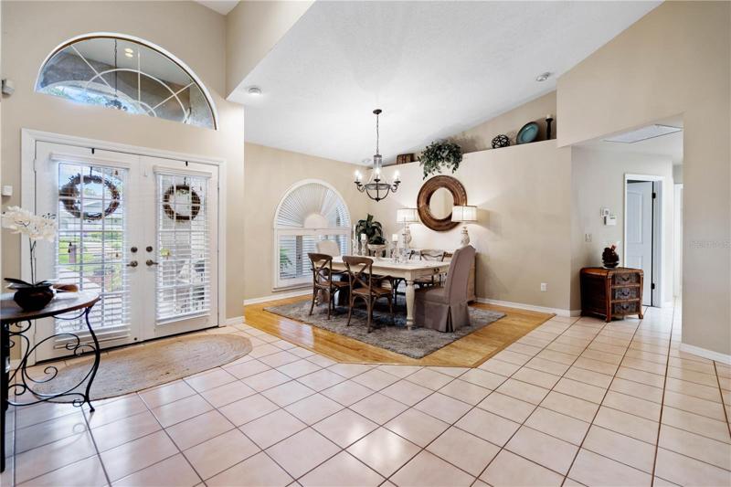 Foyer/Formal Dining Room