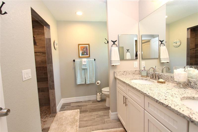 Master Bathroom - view 1