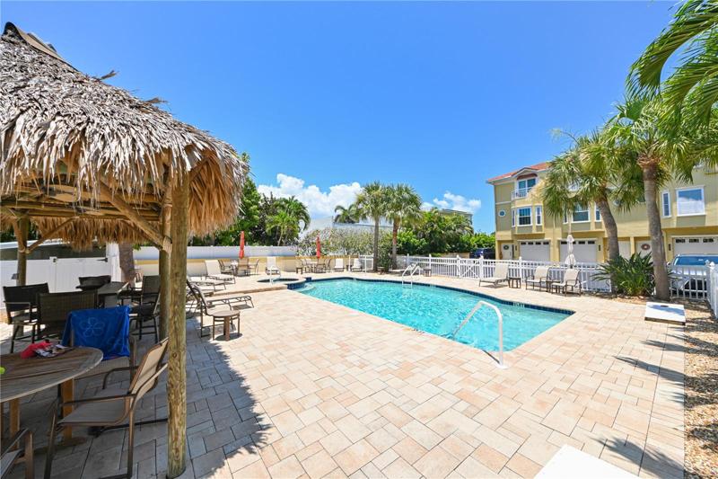 Community Pool & Spa & Cabana