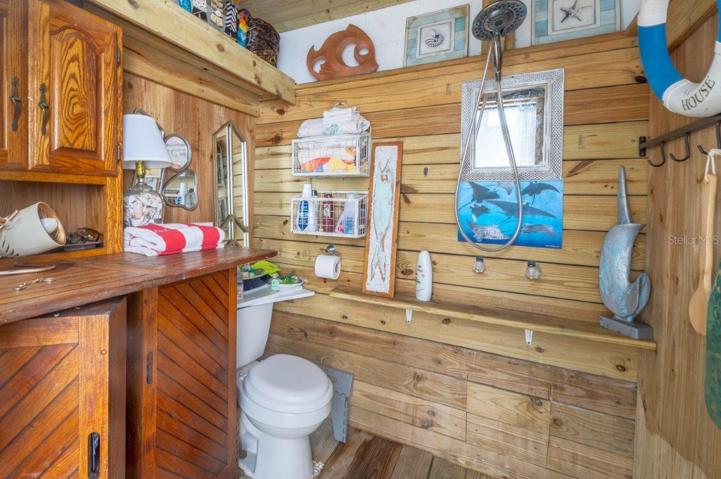 Full outdoor bathroom in the secondary building