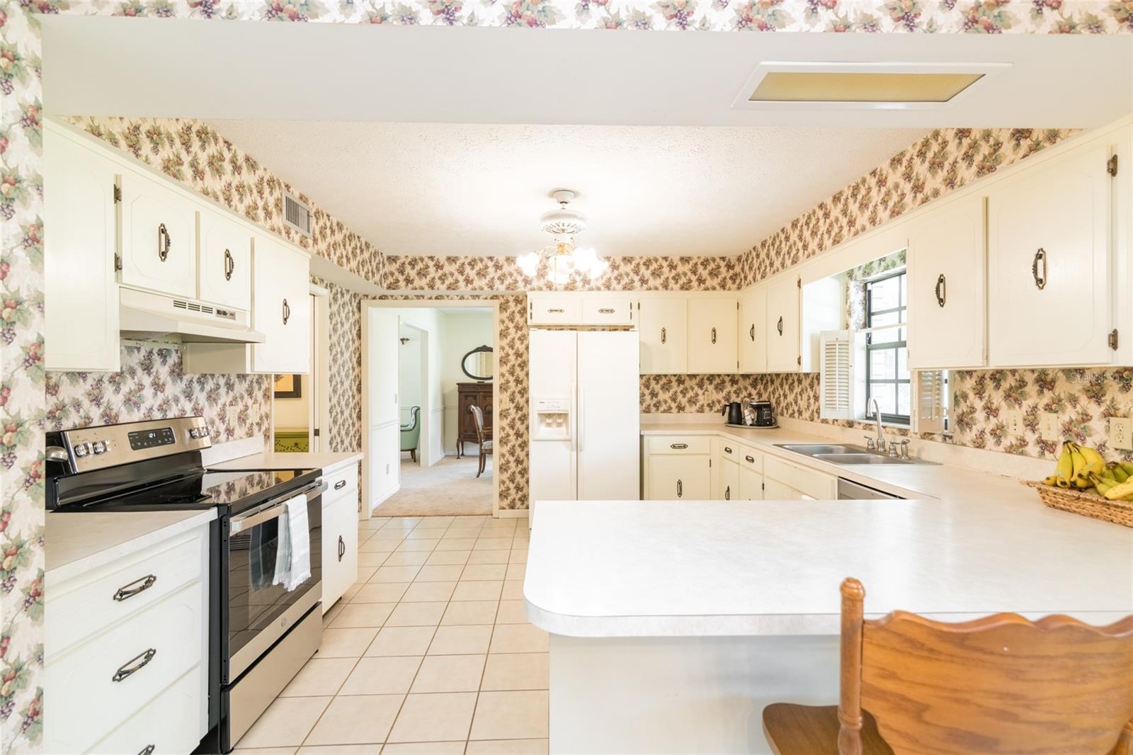 New range and dishwasher.