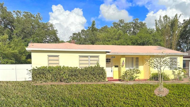 Front of home on oversized lot in South Tampa Plant High District