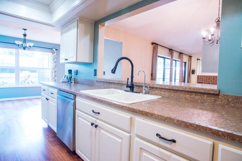 Kitchen eat-in dining room