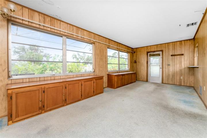 So many possibilities in these Florida room!