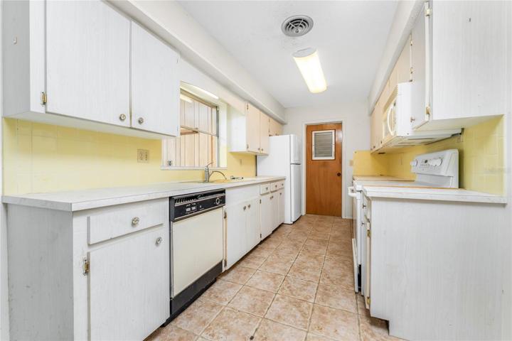 Plenty of cabinetry in the kitchen!