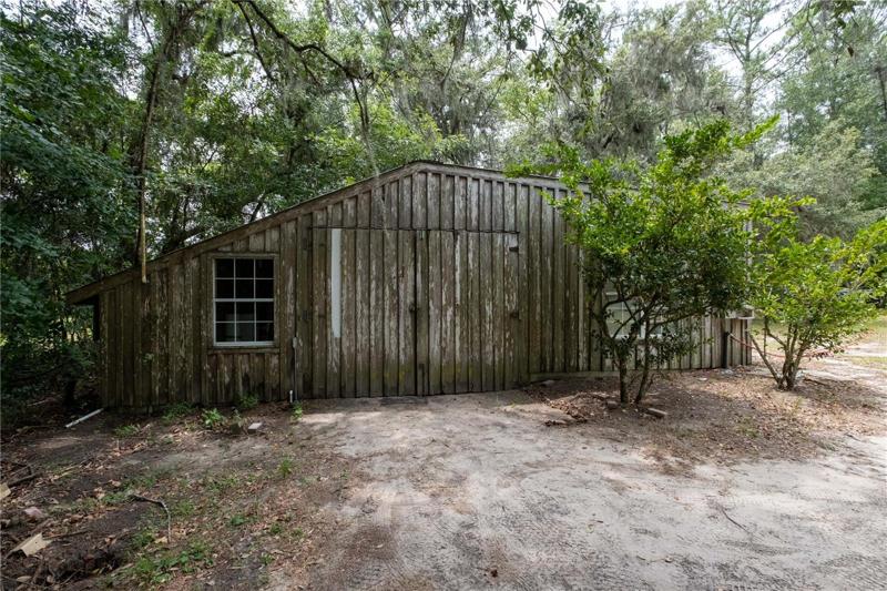 Workshop Barn w/electricity & water