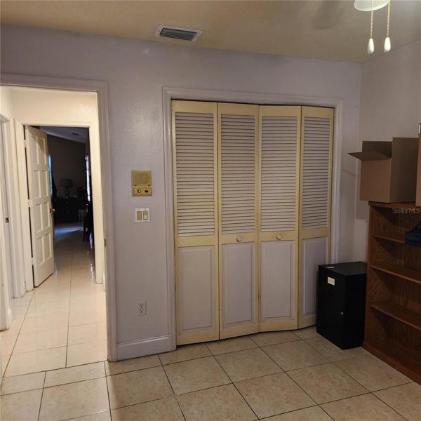 Bedroom/ Office