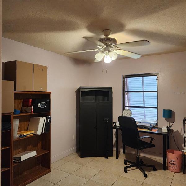 Bedroom/ Office