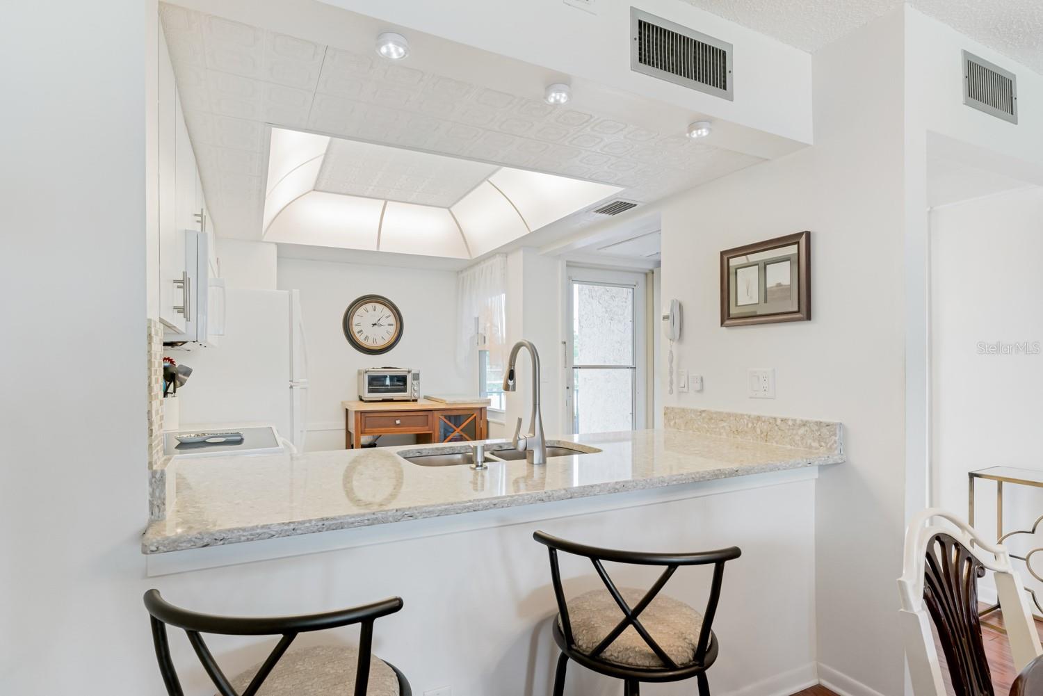 Kitchen with breakfast bar