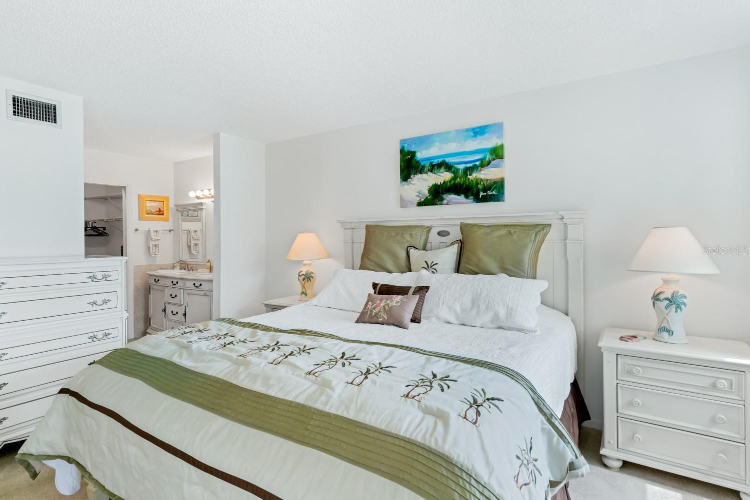 Master Bedroom with En Suite bathroom and walk in closet
