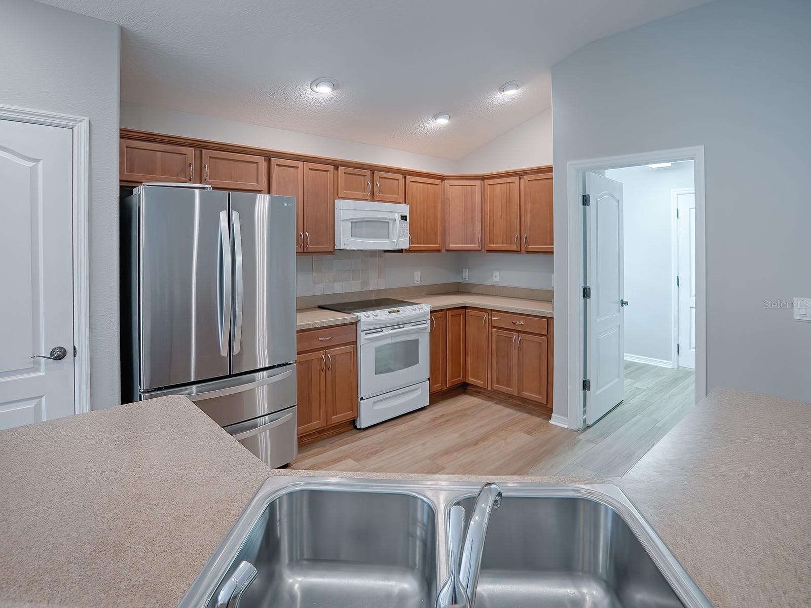 GREAT KITCHEN SPACE WITH HONEY MAPLE CABINETS WITH CROWN MOLDING, HARDWARE AND PULL-OUT DRAWERS ... FULL PANTRY CLOSET TOO!!