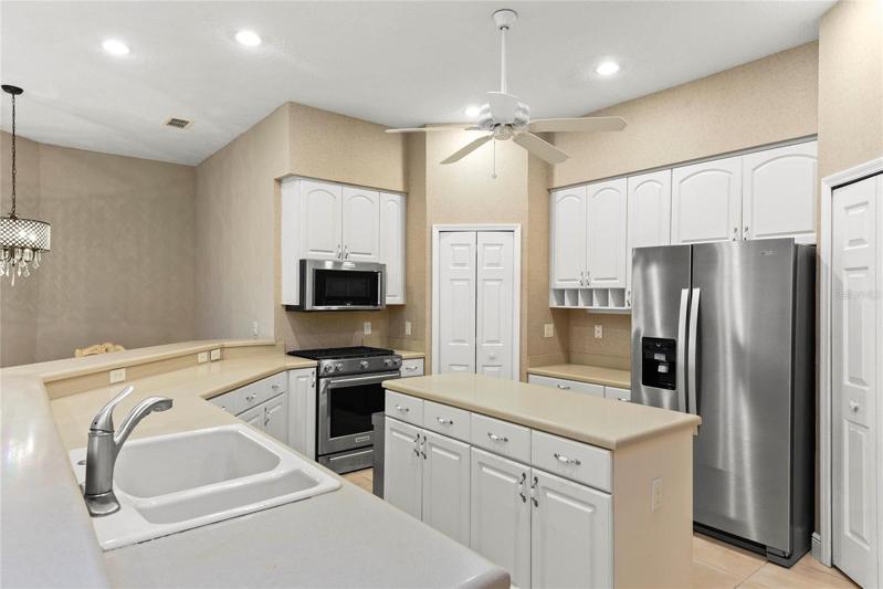 Large Kitchen w/ 2 Pantries