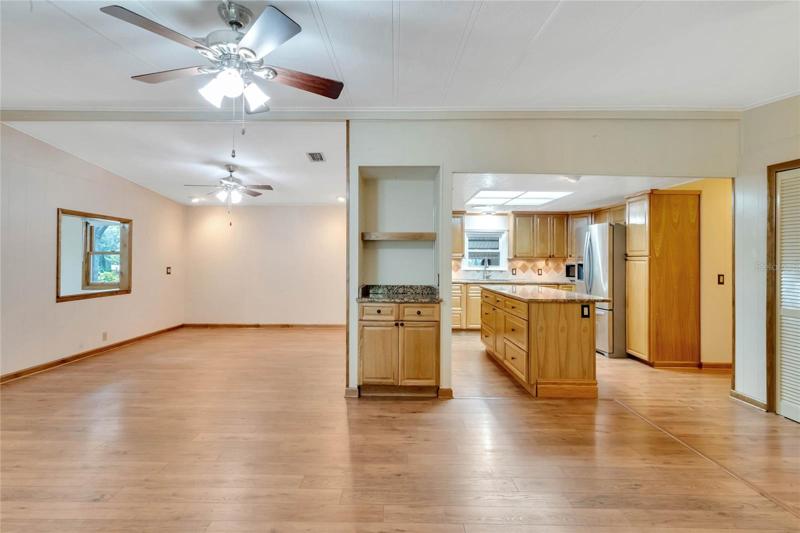 Walk in laundryroom with room for storage
