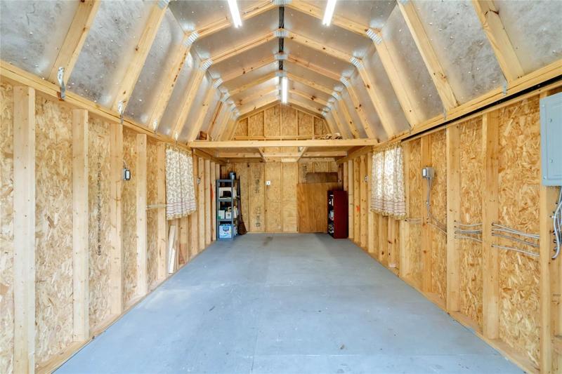 Hall bath with access from guest bedroom