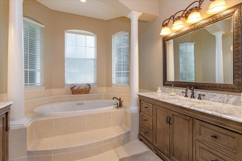 Master bath w/ 2 vanities