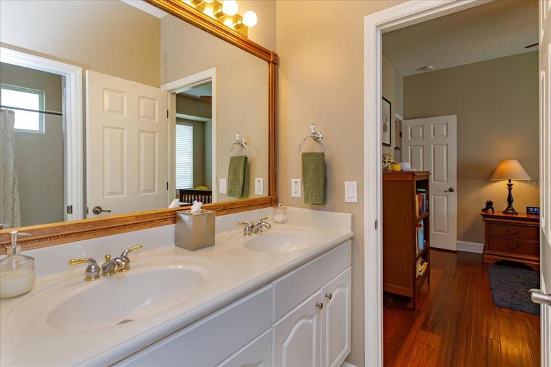 Jack & Jill bath between beds 2 & 3