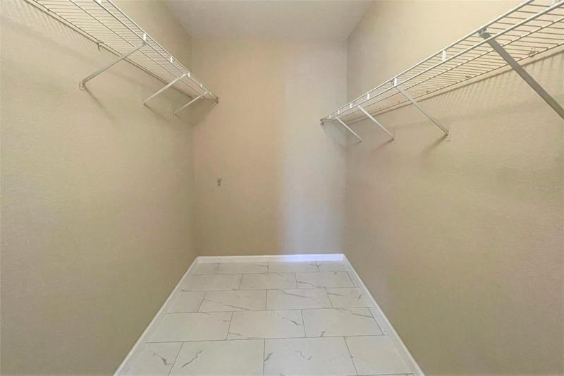 WALK IN CLOSET