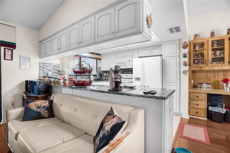 Cozy Kitchen/Family Room Combo