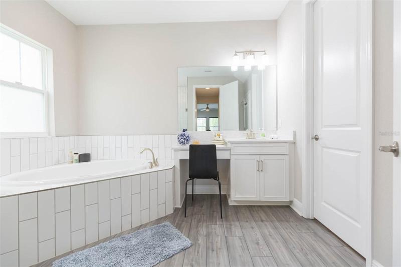 Master Bathroom & Tub