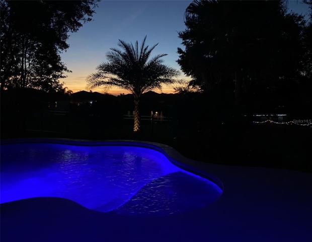 Enjoy a choice of lighting for the pool ~