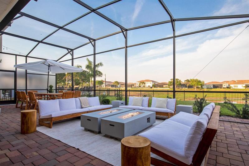 Outdoor seating/Extended Lanai