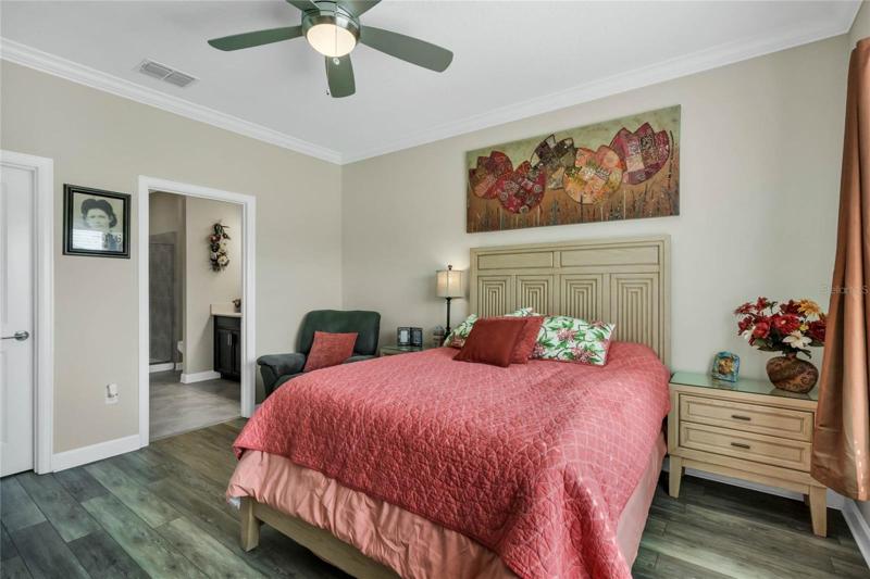 Features a Spacious Walk-in Closet
