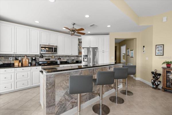 Kitchen with island/breakfast bar