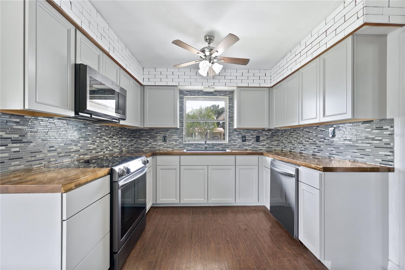 285 E Thelma Street, Lake Alfred, Florida 33850, 4 Bedrooms Bedrooms, ,2 BathroomsBathrooms,Residential,For Sale,THELMA,P4926239
