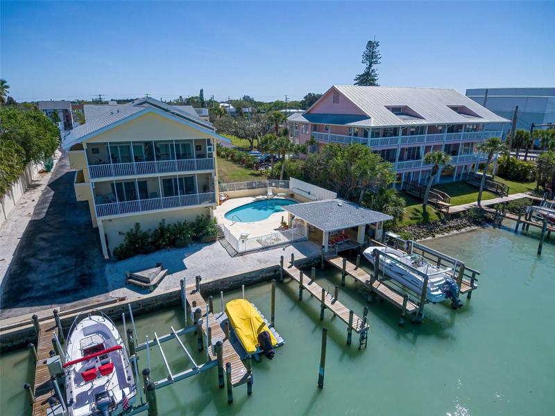 WATERFRONT W/PRIVATE DOCK ON INTRACOASTAL WATERWAY JUST MINUTES FROM OPEN GULF WATER