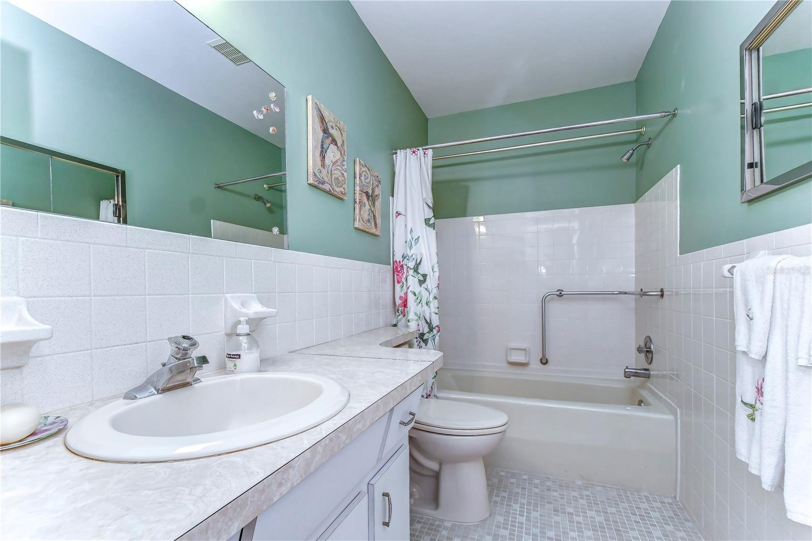 Bathroom 2 w/tub