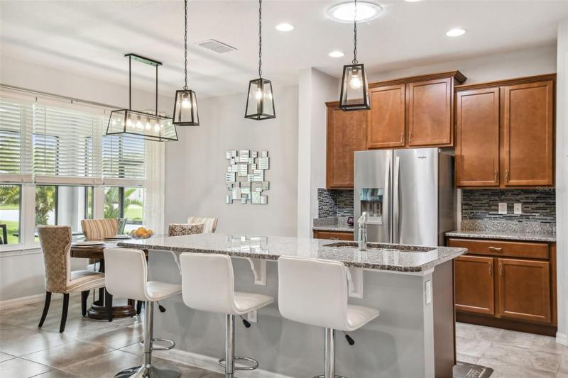 BREAKFAST BAR WITH PENDANT LIGHTING