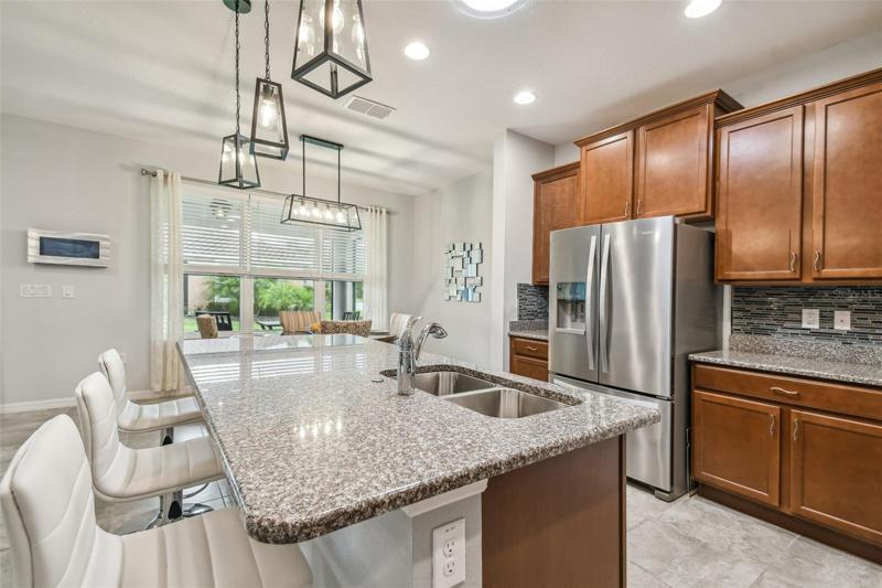 MOSAIC GLASS TILE BACKSPLASH