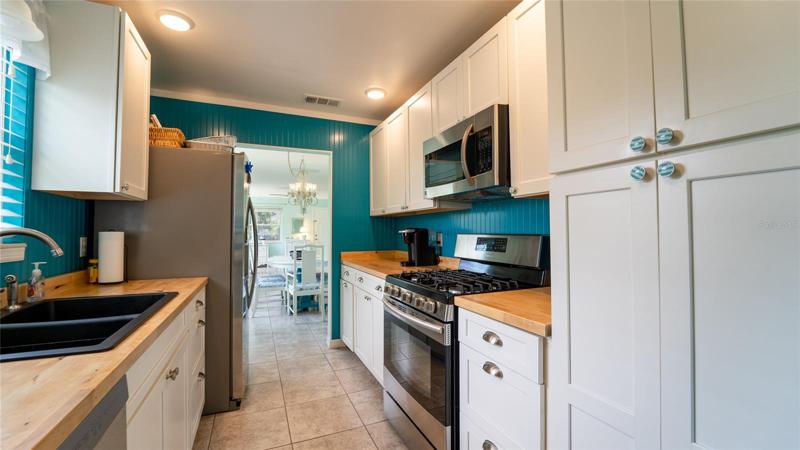 Kitchen with plenty of cabinets!