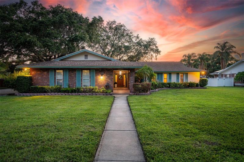 Beautiful waterfront home in Sharon Oaks