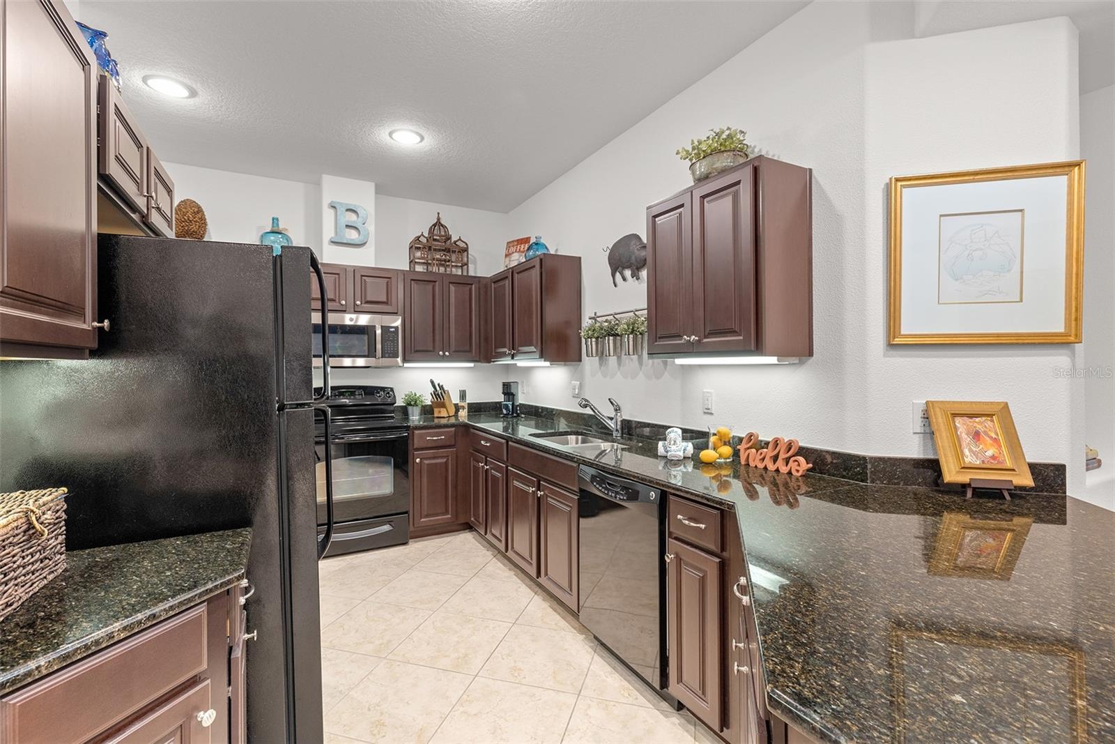Generous upper and lower cabinets