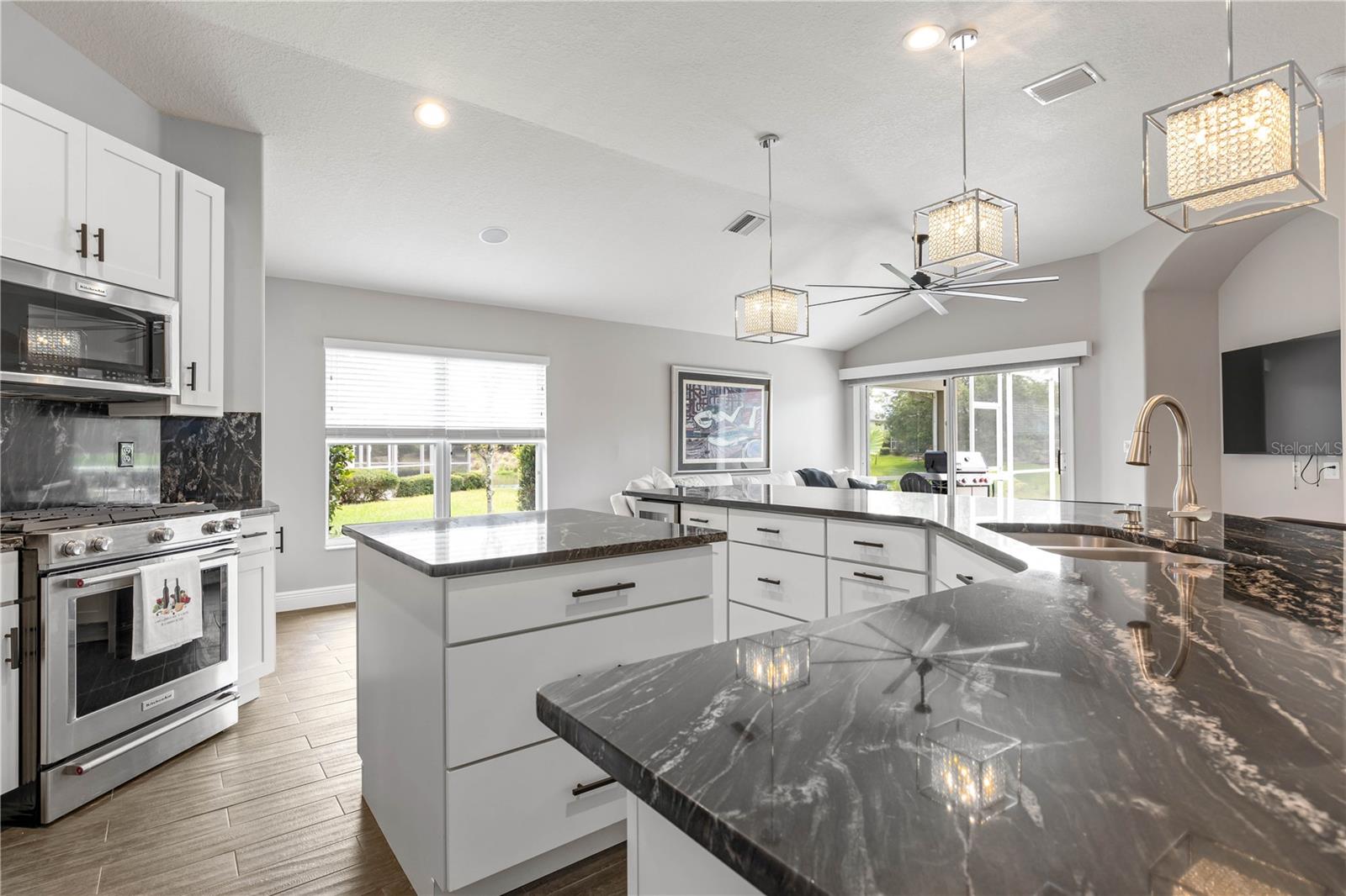 GORGOUS CHEFS' KITCHEN!! GAS STOVE, WARMING TRAY CONVECTION OVEN/MICROWAVE