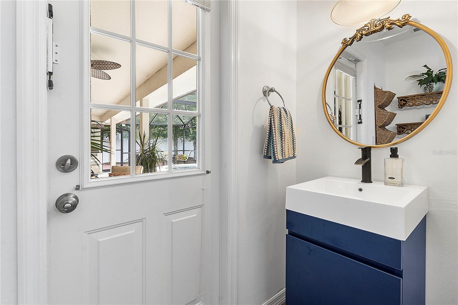 BATH ACCESS TO POOL