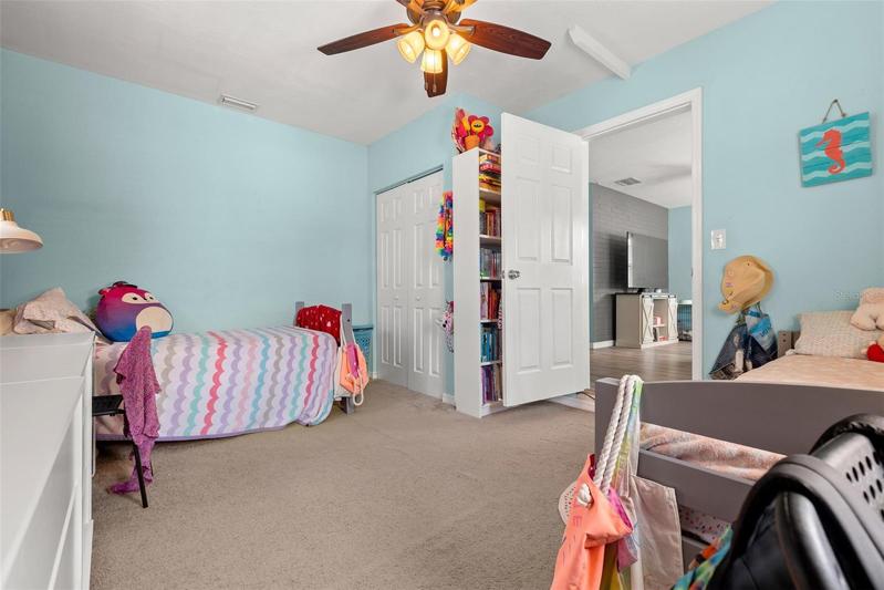 Bedroom 2 has lots of space !