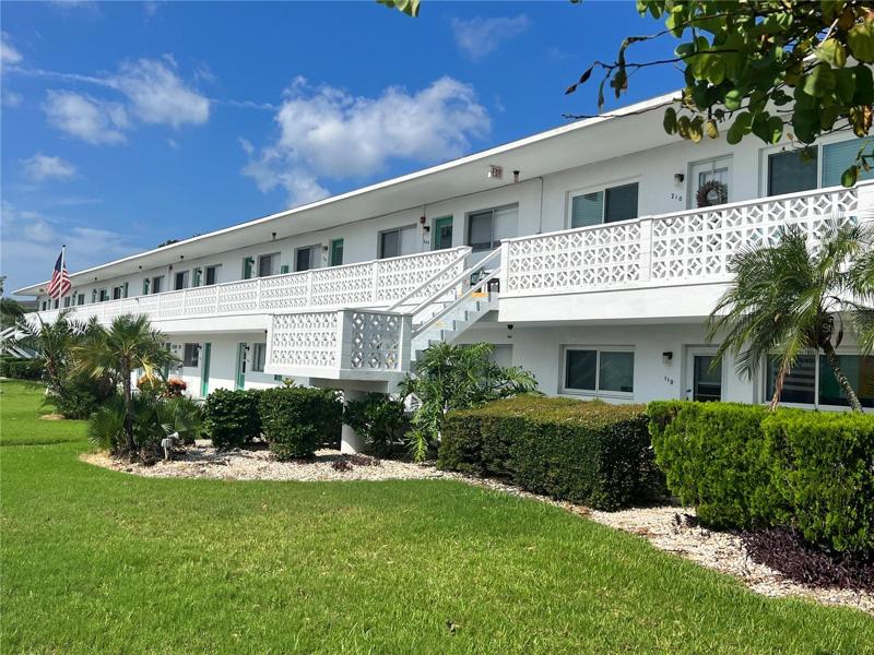 Beautify Florida sun enters through the east facing front windows.