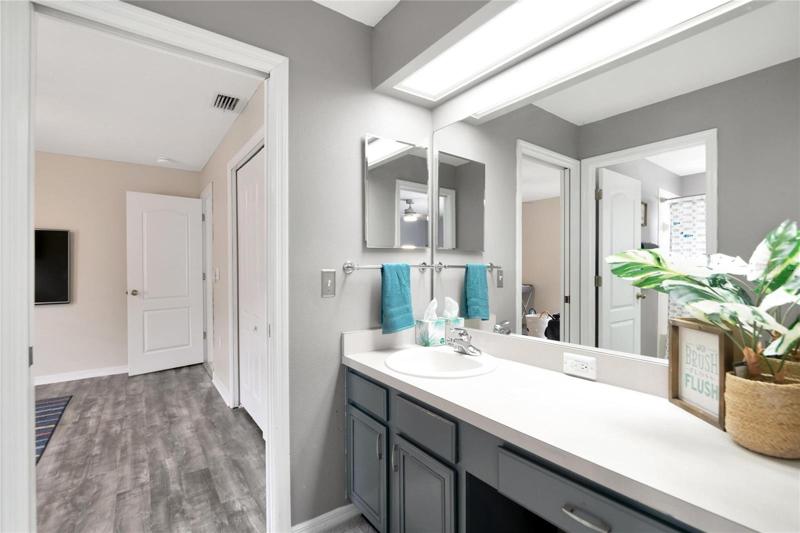 Bedroom 2 & 3 Jack & Jill bathroom