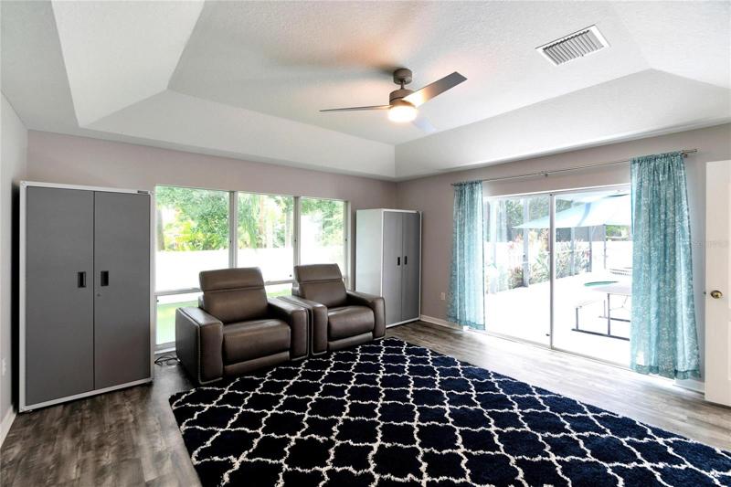 Large bonus room with gorgeous view