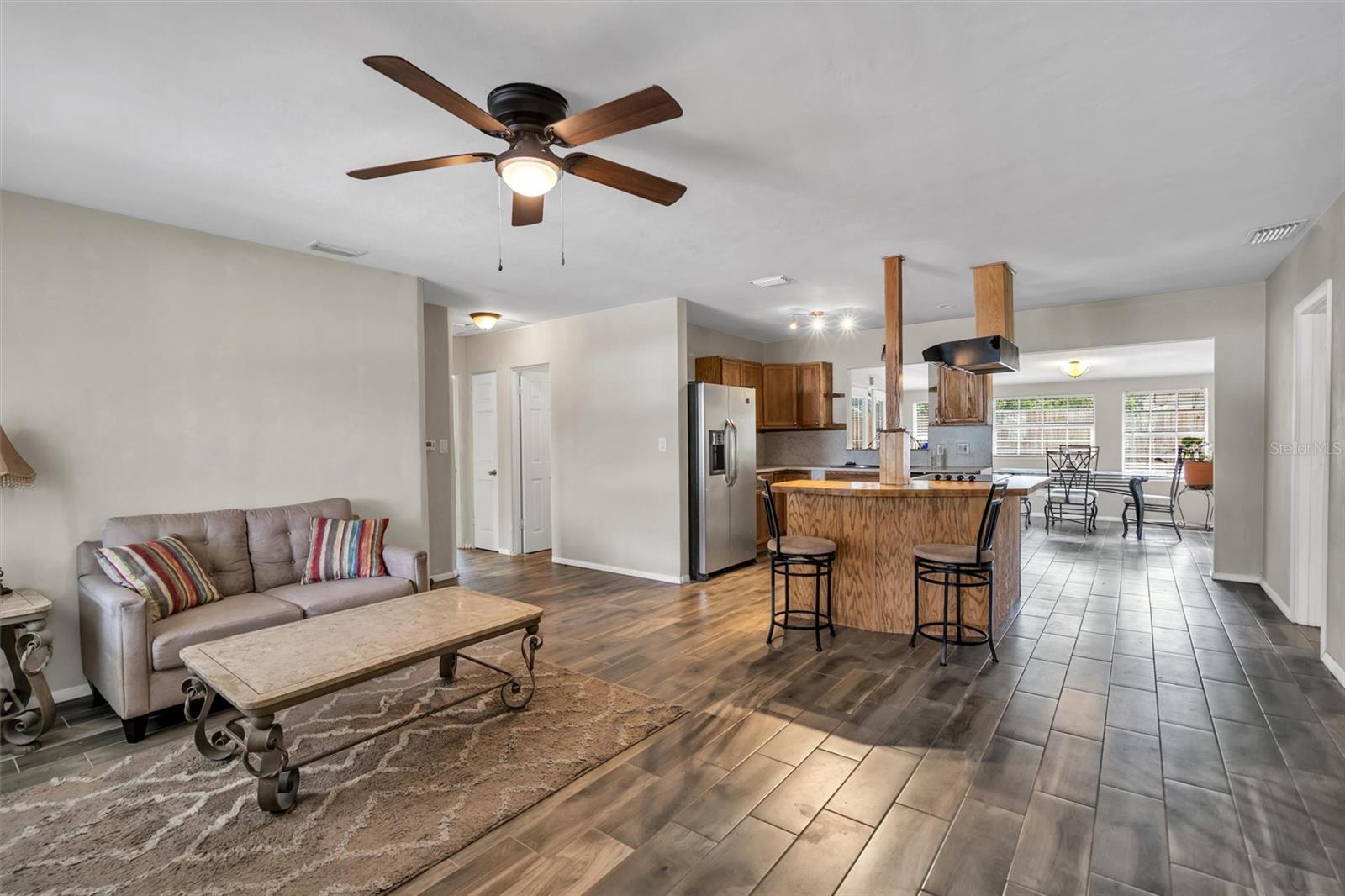 Beautiful spacious floor plan as soon as you walk in the door