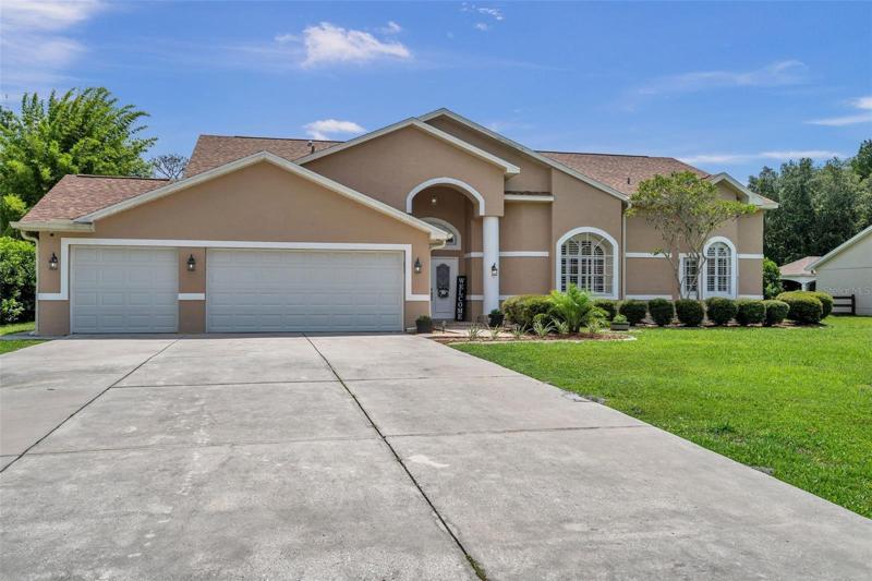 Oversizeed driveway fits up to 9 vehicles
