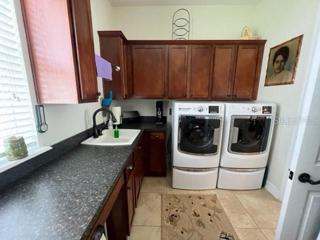 Yes, the washer and dryer convey!