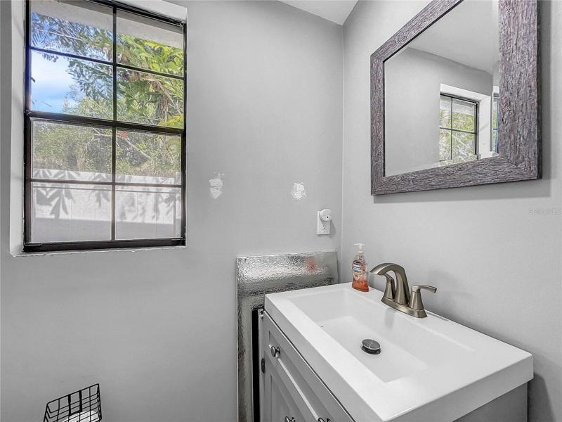 Cabana Quest Room Office or Play room Bathroom