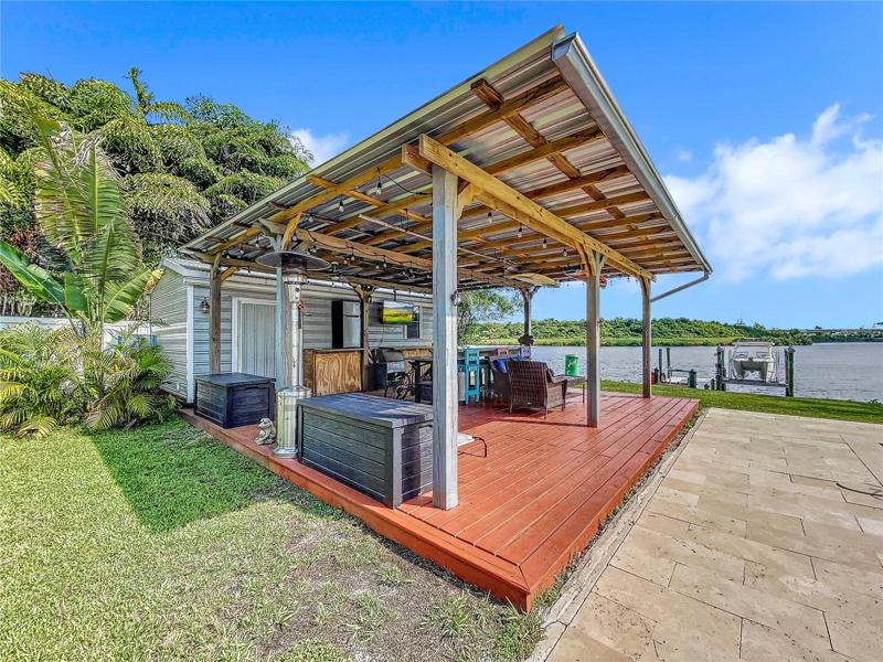 Party Deck with fans, roof, bar, TV mount